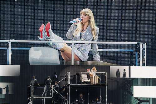 Taylor Swift Brings Incredible Career-Spanning Spectacle To Chicago! 8