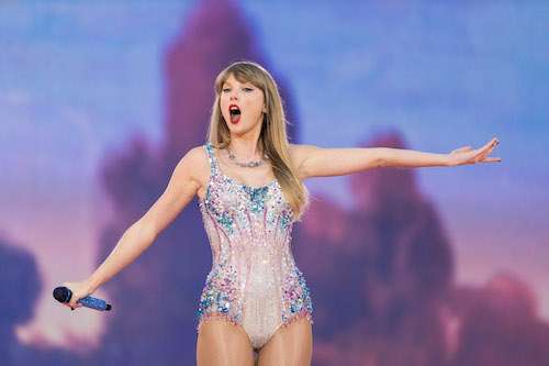 Taylor Swift Brings Incredible Career-Spanning Spectacle To Chicago! 11