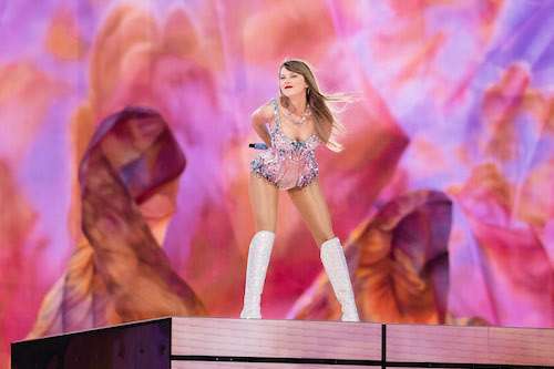Taylor Swift Brings Incredible Career-Spanning Spectacle To Chicago! 6