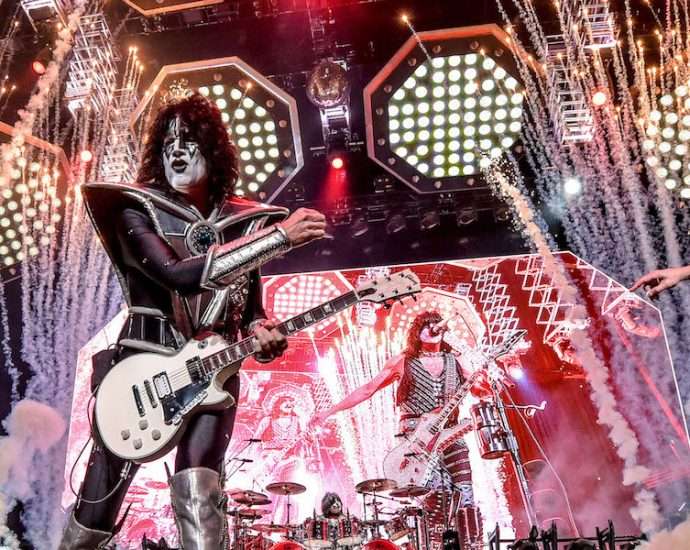 KISS Live at Hollywood Casino Amphitheatre [GALLERY] 1