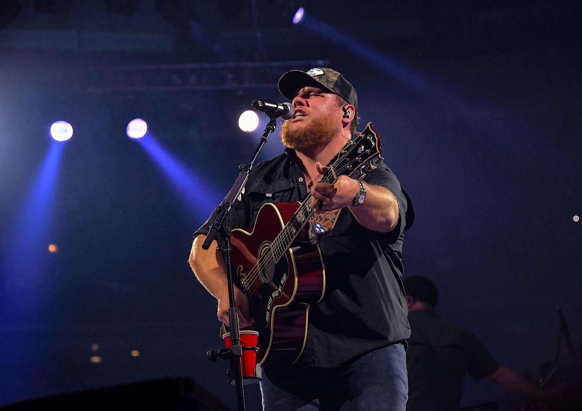 Luke Combs Live at United Center [GALLERY] 15